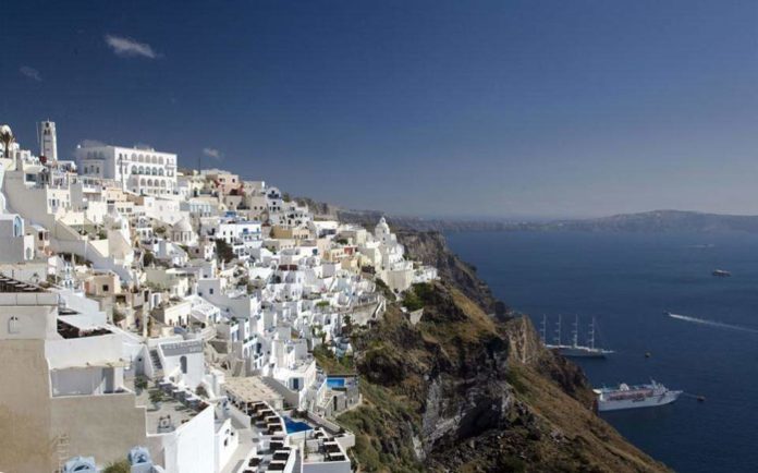 Μύκονος και Σαντορίνη πρωταγωνιστούν στις διεθνείς αφίξεις τουριστών