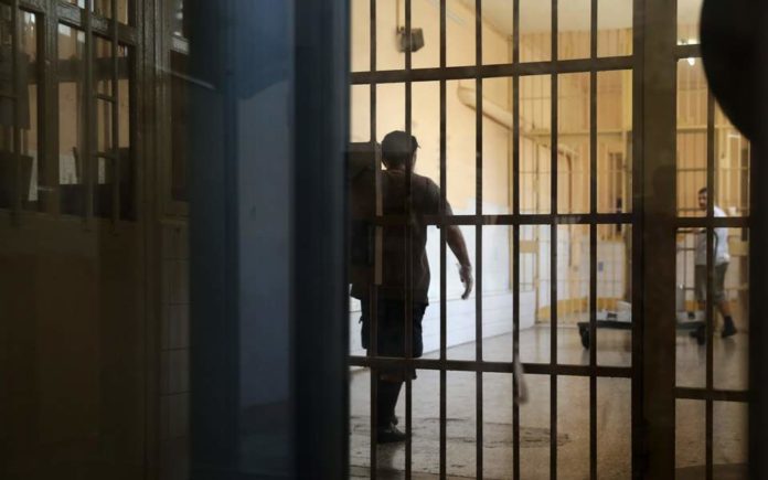 Έφοδος της ΕΛΑΣ τα ξημερώματα στο ψυχιατρείο του Κορυδαλλού