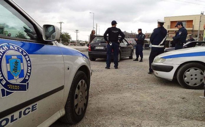 Μεγάλη αστυνομική επιχείρηση στην Αγία Βαρβάρα - Κατασχέθηκαν «μαϊμούδες», πλαστά νομίσματα και όπλα