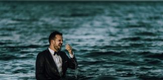 Γιατί… γαμπρός μετά τον γάμο στον παλιό Παντελεήμονα κατέβηκε βούτηξε στη θάλασσα; (video-φώτο)