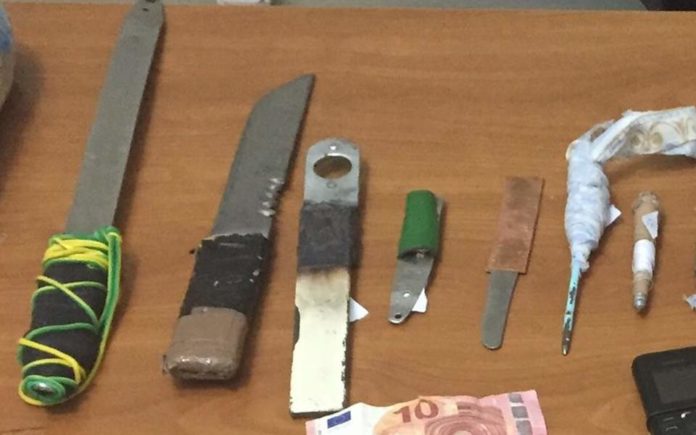 Αυτοσχέδια μαχαίρια, ναρκωτικά και κινητά κατασχέθηκαν σε έρευνες στις φυλακές Κορυδαλλού