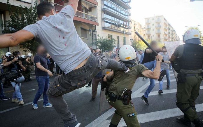 Αναγνωρίστηκε ο δράστης της βίαιης επίθεσης κατά αστυνομικού στα επεισόδια του Σαββάτου