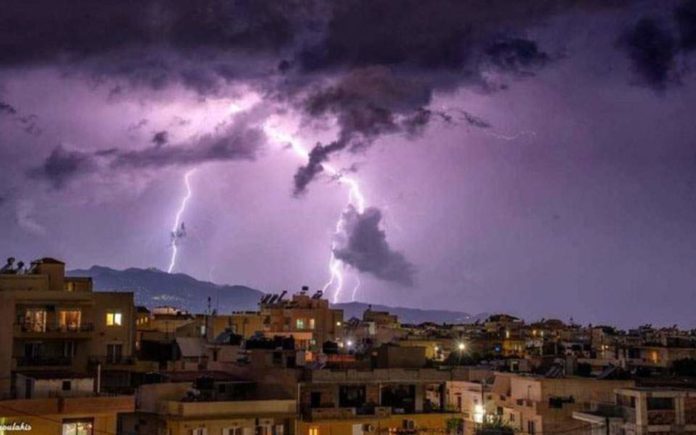 «Aνοιξαν» οι ουρανοί στην Κρήτη - Φόβοι για πλημμυρικά φαινόμενα στο Οροπέδιο