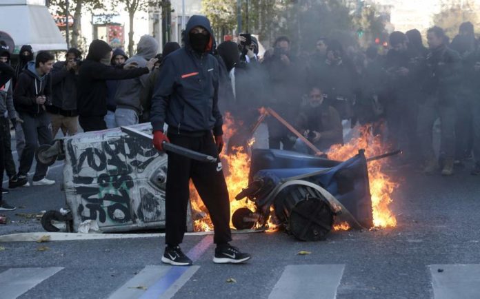 Επεισόδια στην ΑΣΟΕΕ - Αγνωστοι έβαλαν φωτιές σε κάδους απορριμμάτων (βίντεο)