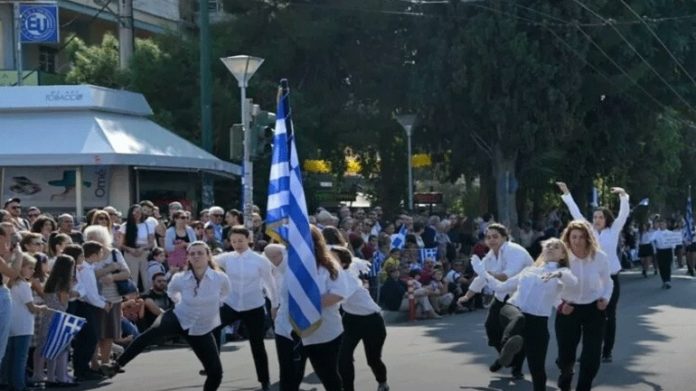 Εξηγήσεις από τις 10 κοπέλες για την «παρέμβασή» τους στη μαθητική παρέλαση