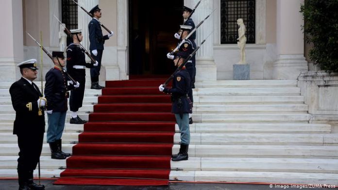 Handelsblatt: Ο Μητσοτάκης στρώνει κόκκινο χαλί στους επενδυτές