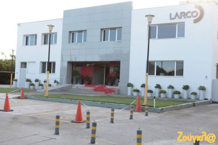 Εικόνες από την έφοδο του Ρουβίκωνα στα γραφεία της ΛΑΡΚΟ στο Μαρούσι