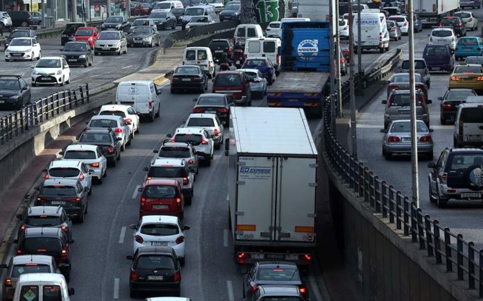 Μεγάλο μποτιλιάρισμα στη λεωφόρο Κηφισού μετά τη σύγκρουση οχημάτων