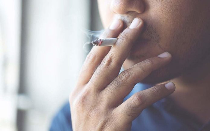 Μειώνουν σταθερά το τσιγάρο οι Ελληνες