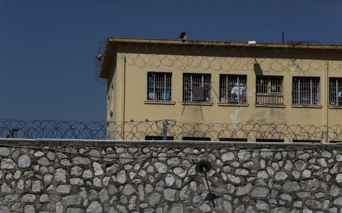 Ναρκωτικά, μαχαίρια και κινητά βρέθηκαν στις φυλακές του Αγίου Στεφάνου