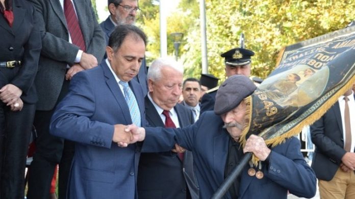 Ο 97χρονος Αντώνης Αλεξανδρής, ο τελευταίος ήρωας της Λέσβου, στην παρέλαση για την 28η Οκτωβρίου