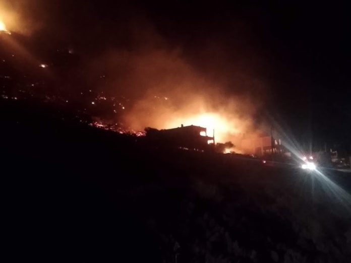 Πόρτο Ράφτη : Προσαγωγή ατόμου για τη μεγάλη φωτιά - Ολονύκτια μάχη των πυροσβεστών