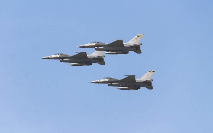 Πτήσεις τουρκικών F-16 πάνω από τη Ρω