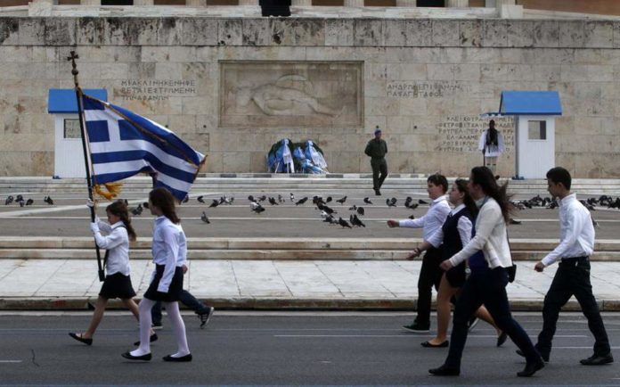 Στη Βουλή την επόμενη εβδομάδα η διάταξη για τους σημαιοφόρους στα σχολεία