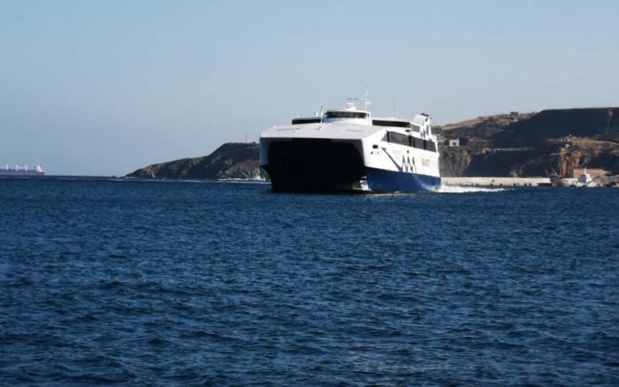 Ταχύπλοο «αποχαιρετά» την Σύρο στο τελευταίο του δρομολόγιο (βίντεο)
