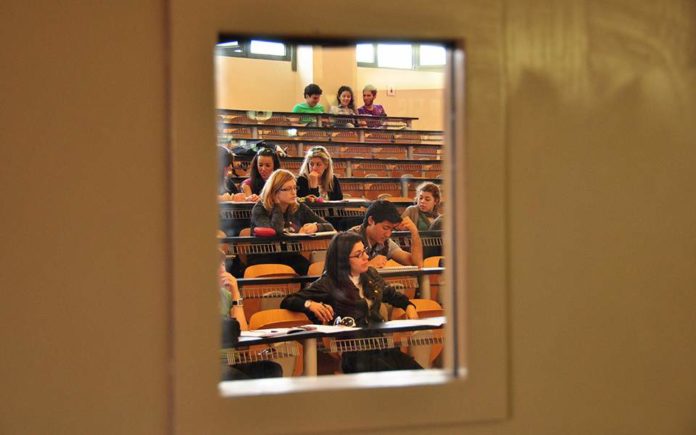 Τι σχεδιάζει το υπoυργείο Παιδείας για «αιώνιους» φοιτητές