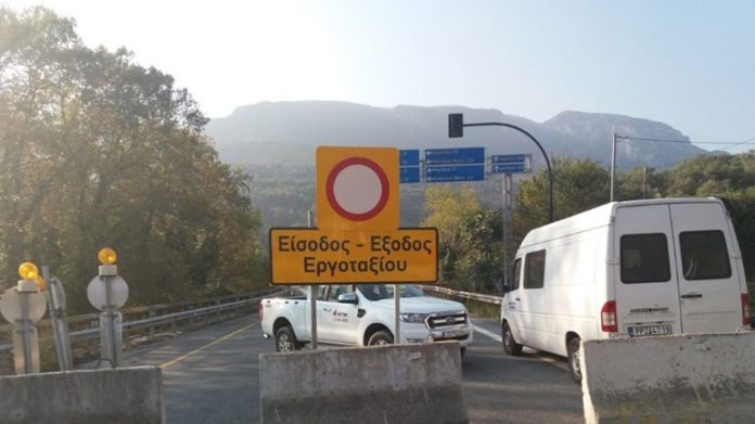 Ξεκίνησαν οι εργασίες στη γέφυρα του Πηνειού ποταμού στην Κοιλάδα των Τεμπών