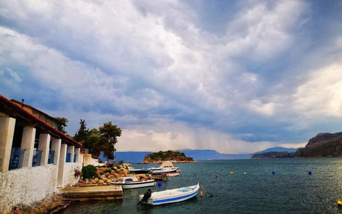 Ζέστη, ομίχλες και πιθανότητα βροχοπτώσεων την Παρασκευή