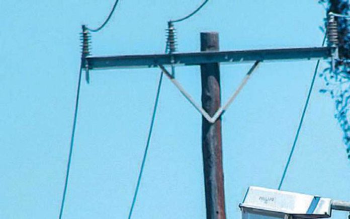 Αγνωστοι πριόνισαν τρεις κολώνες της ΔΕΗ έξω από δομή φιλοξενίας προσφύγων στην Ημαθία