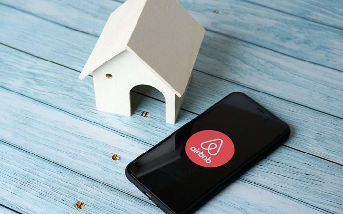 Airbnb: «Φρένο» στις ενοικιάσεις σπιτιών για πάρτι μετά την τραγωδία στην Καλιφόρνια