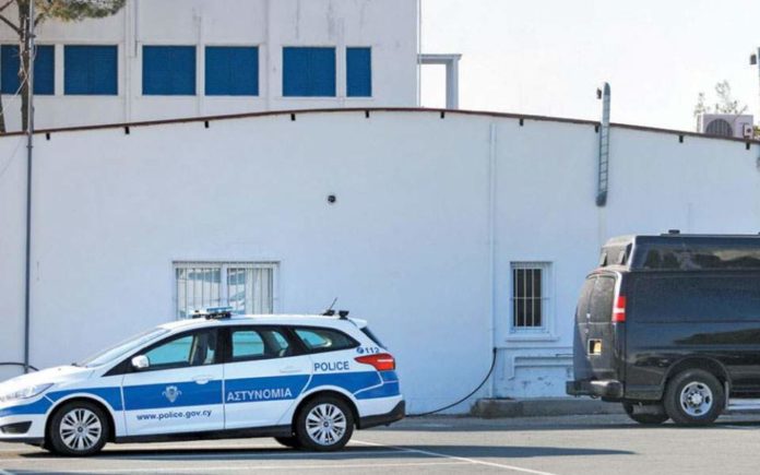 Ανεξέλεγκτα τα βαλιτσάκια των παρακολουθήσεων