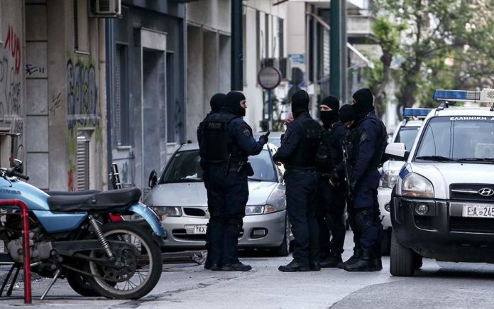Αστυνομική επιχείρηση σε κτίριο υπό κατάληψη δίπλα στην ΑΣΟΕΕ