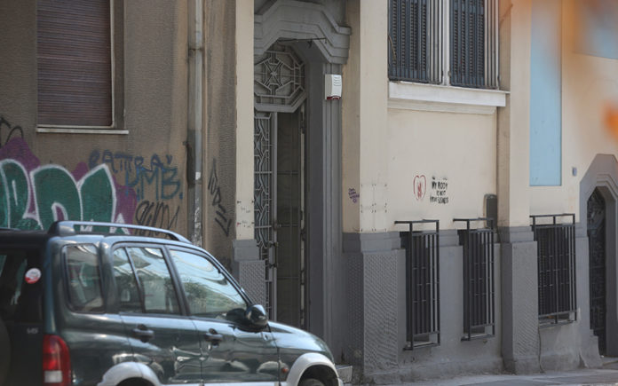 Χειροβομβίδα του Β’ Παγκοσμίου Πολέμου σε εγκαταλελειμμένο κτίριο στα Εξάρχεια (φωτογραφίες)