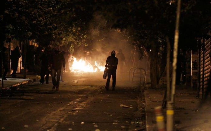 Δύο αστυνομικοί τραυματίες σε ενέδρα με μολότοφ στα Εξάρχεια