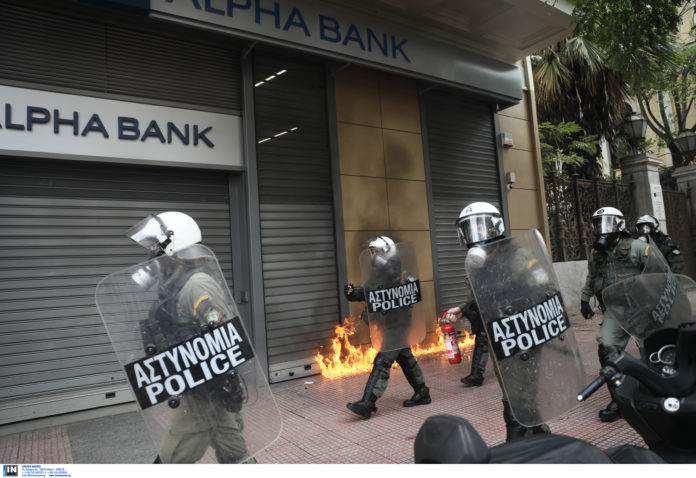 Ενταση στη μαθητική πορεία στο κέντρο της Αθήνας - Μια σύλληψη, τέσσερις προσαγωγές