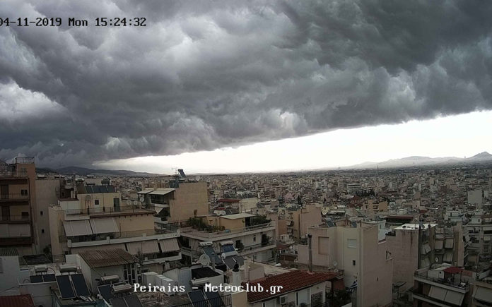 Εντυπωσιακό shelf cloud πάνω από την Αττική (φωτογραφίες)