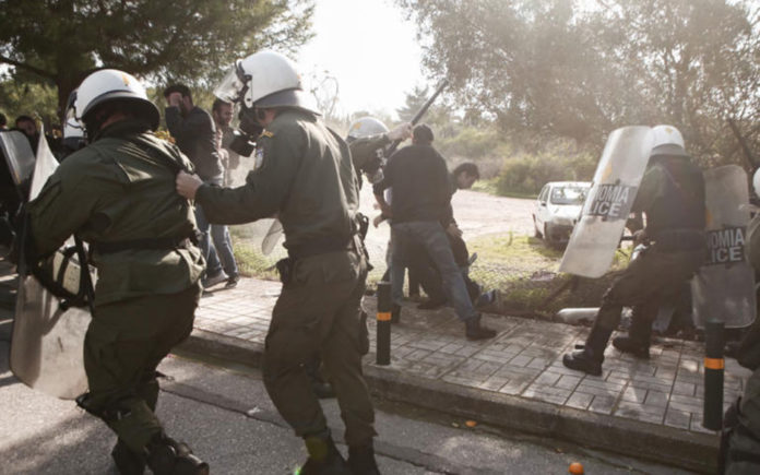 Επεισόδια μεταξύ φοιτητών και ΜΑΤ στο Καβούρι