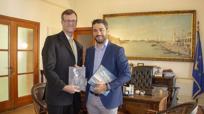Εθιμοτυπική επίσκεψη του πρέσβη του Καναδά στα Χανιά