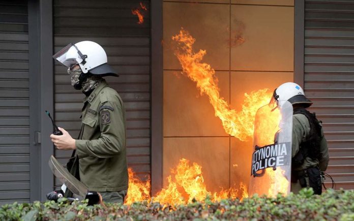 Εξάρχεια: Τρεις επιθέσεις κατά διμοιριών των ΜΑΤ μέσα σε μία ώρα