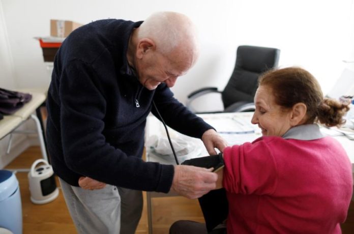 Γιατρός 98 ετών στη Γαλλία αρνείται να βγει στη σύνταξη