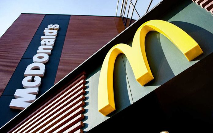 Η McDonald's αποπέμπει τον διευθύνοντα σύμβουλό της λόγω ερωτικής σχέσης με υπάλληλο
