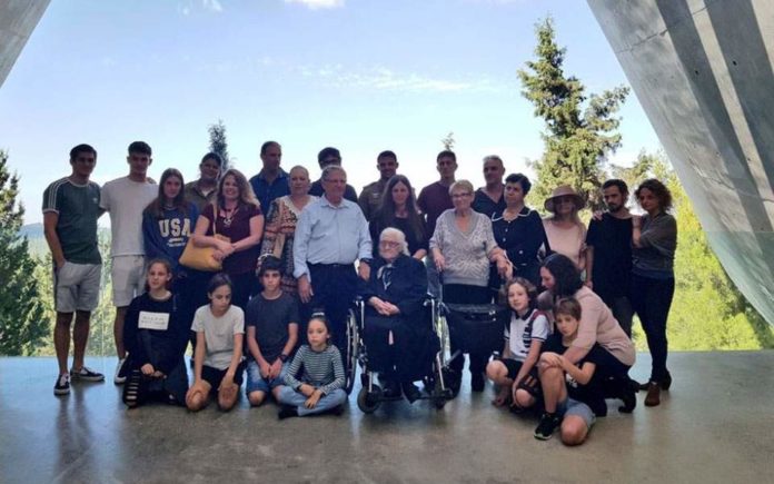 Η συγκινητική επανένωση της 92χρονης Ελληνίδας με τους Εβραίους που έσωσε στη Κατοχή