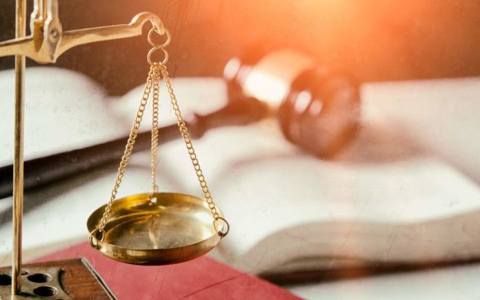 ΗΠΑ: Γυναίκα κινδυνεύει με φυλάκιση επειδή κυκλοφορούσε γυμνόστηθη στο σπίτι της