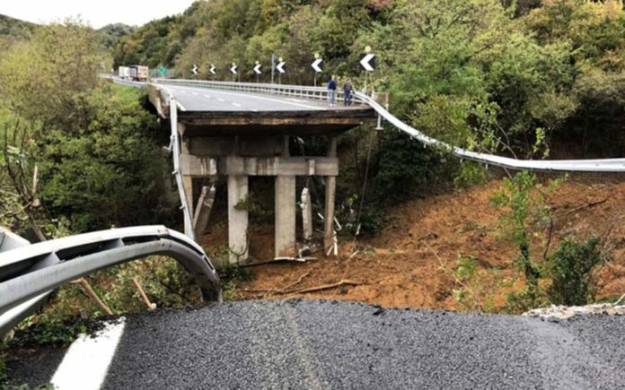 Iταλία: Κατάρρευση γέφυρας λόγω κακοκαιρίας στην πόλη Σαβόνα