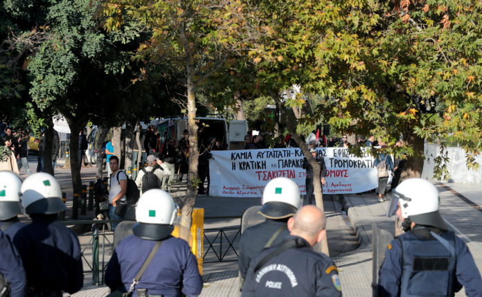 Κλειστή η λεωφόρος Αλεξάνδρας, στο ένα ρεύμα, λόγω της δίκης της Χρυσής Αυγής (φωτογραφίες)