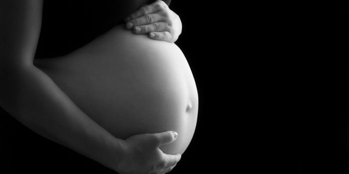 Mία στις 16 γυναίκες πέφτει θύμα ενδοοικογενειακής βίας κατά τη διάρκεια της εγκυμοσύνης