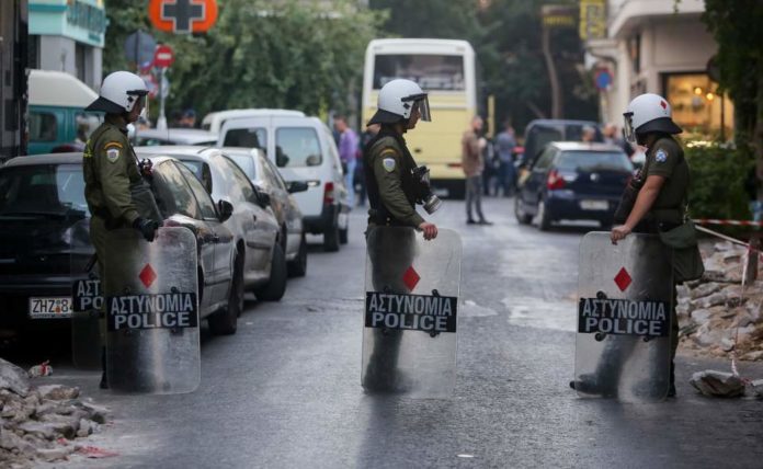 Μια σύλληψη για τις χθεσινές επιθέσεις κατά αστυνομικών στα Εξάρχεια