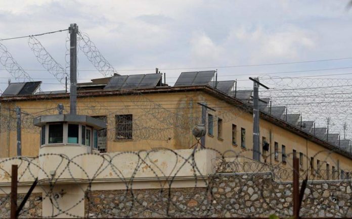 Ναρκωτικά, μαχαίρι και κινητά τηλέφωνα εντοπίστηκαν σε έκτακτη έρευνα στον Κορυδαλλό