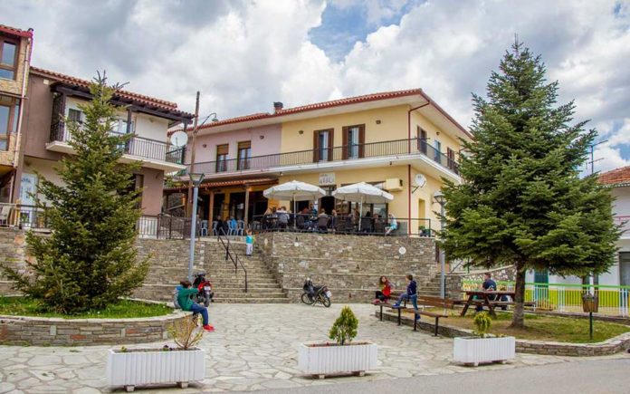 Ο Ταξιάρχης Χαλκιδικής «ανάβει» το πρώτο χριστουγεννιάτικο δέντρο της Ελλάδας
