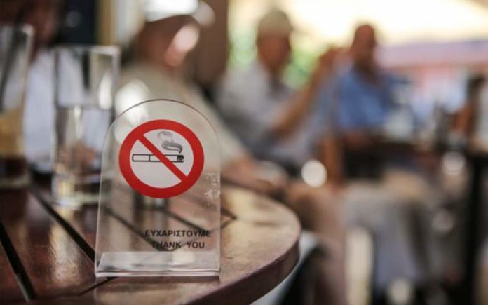 Οκτώ στους δέκα συμμορφώνονται με τον αντικαπνιστικό