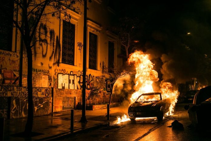 Περιστέρι : Εμπρηστική επίθεση σε τρία ΙΧ του ίδιου ιδιοκτήτη