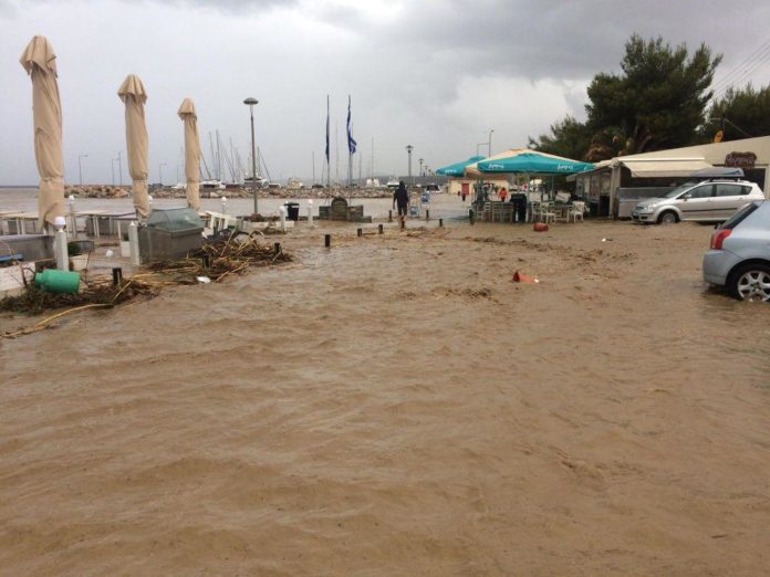 Πλημμύρισε η Χαλκιδική : Απεγκλωβισμός δύο γυναικών από ΙΧ