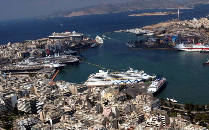 Πτώση ΙΧ στο λιμάνι του Πειραιά - Σώος ο 61χρονος οδηγός