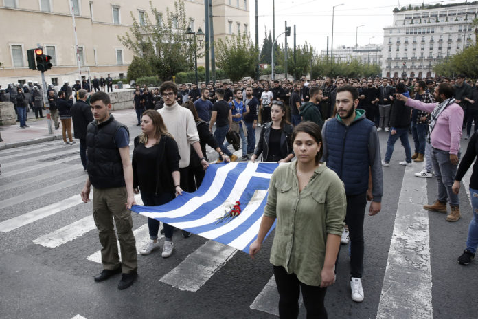 Σε εξέλιξη η πορεία του Πολυτεχνείου - Αυστηρά μέτρα ασφαλείας (φωτογραφίες)