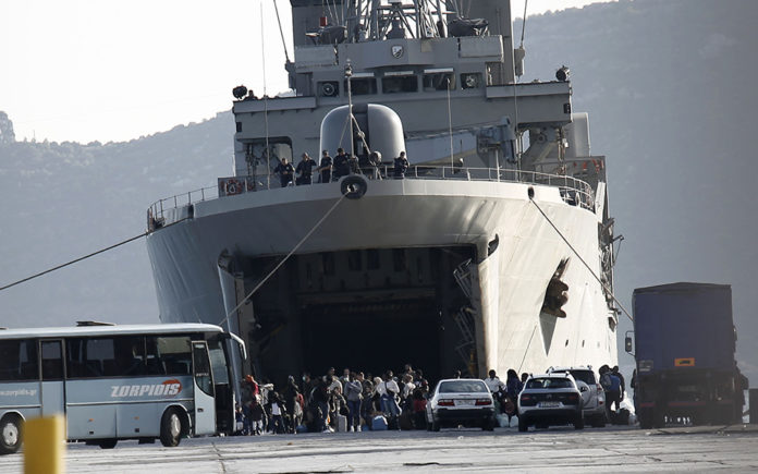 Στην Ελευσίνα με πλοία του Πολεμικού Ναυτικού 795 αιτούντες άσυλο από τη Μόρια (φωτογραφίες)