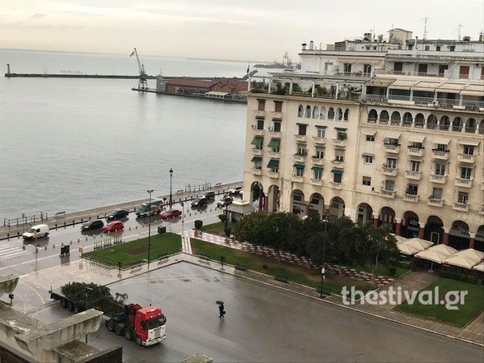 Στήνεται το χριστουγεννιάτικο δέντρο στην πλατεία Αριστοτέλους (βίντεο - φωτογραφίες)